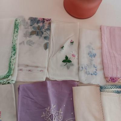 AN ASSORTMENT OF HANKIES AND A HAWKWOOD JAR CANDLE