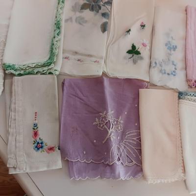 AN ASSORTMENT OF HANKIES AND A HAWKWOOD JAR CANDLE