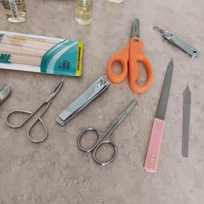 NAIL CARE PRODUCTS AND A GLASS FACE POWDER DISH