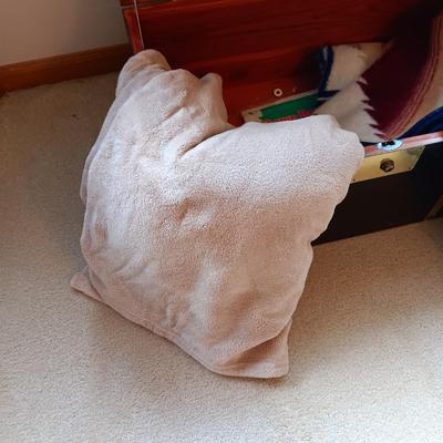 LANE STOWAWAY CEDAR CHEST WITH 2 THROW BLANKETS AND A KEY