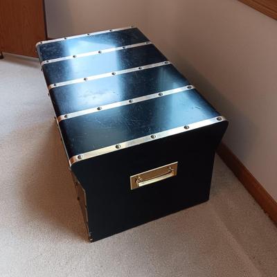LANE STOWAWAY CEDAR CHEST WITH 2 THROW BLANKETS AND A KEY