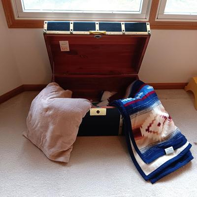 LANE STOWAWAY CEDAR CHEST WITH 2 THROW BLANKETS AND A KEY