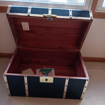 LANE STOWAWAY CEDAR CHEST WITH 2 THROW BLANKETS AND A KEY