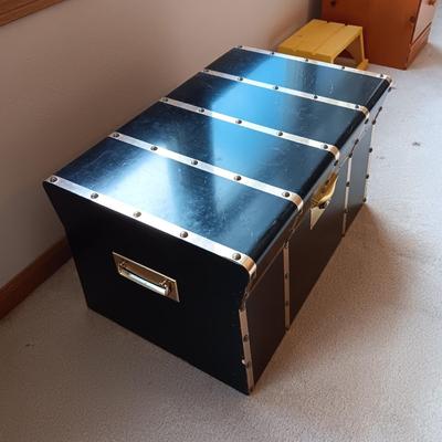 LANE STOWAWAY CEDAR CHEST WITH 2 THROW BLANKETS AND A KEY