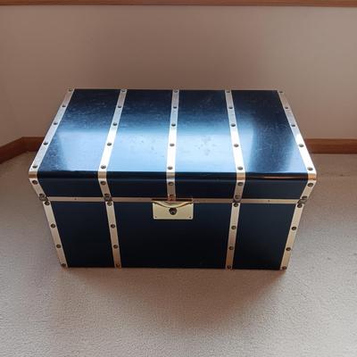 LANE STOWAWAY CEDAR CHEST WITH 2 THROW BLANKETS AND A KEY