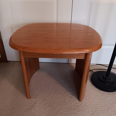 NICE END TABLE AND ADJUSTABLE FLOOR LAMP