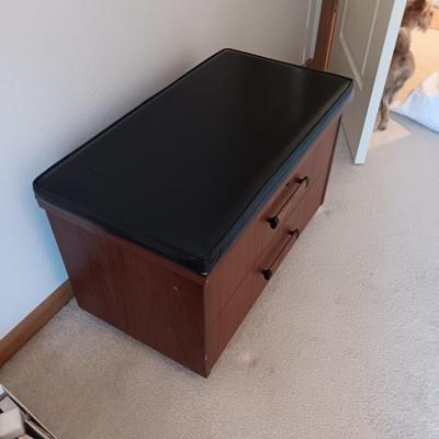 SMALLER LANE CEDAR CHEST WITH REMOVABLE INSERTS AND A KEY