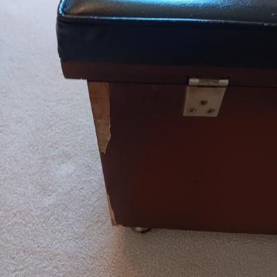 SMALLER LANE CEDAR CHEST WITH REMOVABLE INSERTS AND A KEY