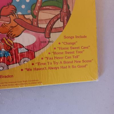 "MEET THE BERENSTAIN BEARS" & "BENJI AND HIS FRIENDS" VINYL LP'S