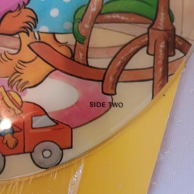 "MEET THE BERENSTAIN BEARS" & "BENJI AND HIS FRIENDS" VINYL LP'S
