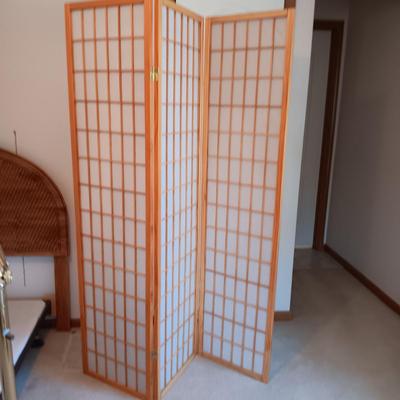 A ROOM SCREEN AND AN ADJUSTABLE BRASS COLORED FLOOR LAMP