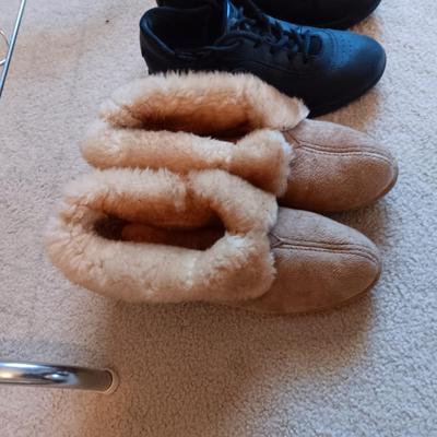 SHOE RACK, SLIPPERS AND CASUAL SHOES SIZE 7 1/2