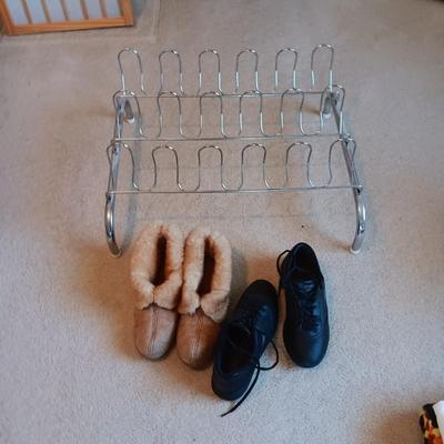 SHOE RACK, SLIPPERS AND CASUAL SHOES SIZE 7 1/2