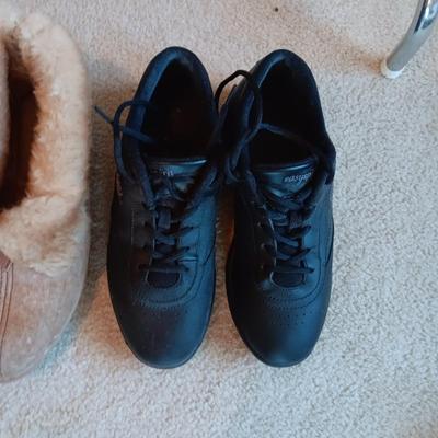 SHOE RACK, SLIPPERS AND CASUAL SHOES SIZE 7 1/2