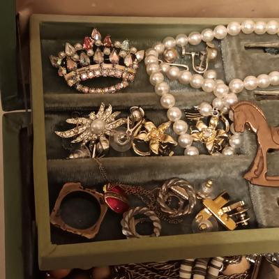 REUGE MUSICAL JEWELRY BOX AND A COLLECTION OF COSTUME JEWELRY
