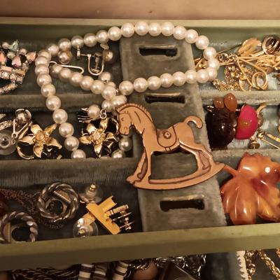 REUGE MUSICAL JEWELRY BOX AND A COLLECTION OF COSTUME JEWELRY
