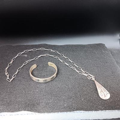 STERLING SILVER PENDANT ON A CHAIN AND A STERLING BRACELET 45.52g