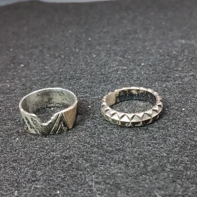 2 STERLING SILVER RINGS SIZE 7 - WEIGHT 8.69g