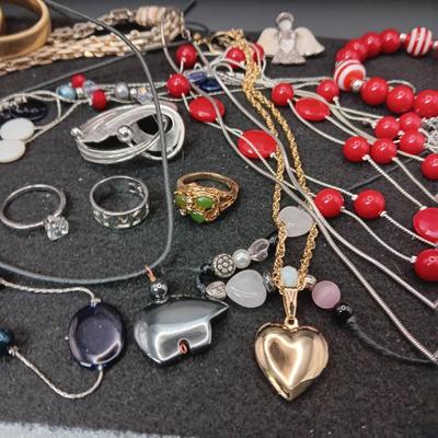AN ASSORTMENT OF COSTUME JEWELRY