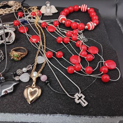 AN ASSORTMENT OF COSTUME JEWELRY