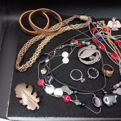 AN ASSORTMENT OF COSTUME JEWELRY