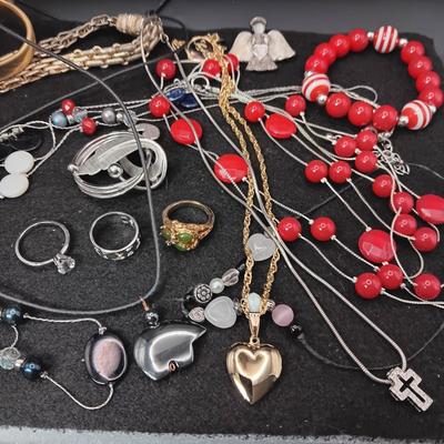 AN ASSORTMENT OF COSTUME JEWELRY