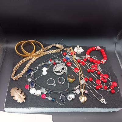 AN ASSORTMENT OF COSTUME JEWELRY