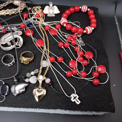 AN ASSORTMENT OF COSTUME JEWELRY