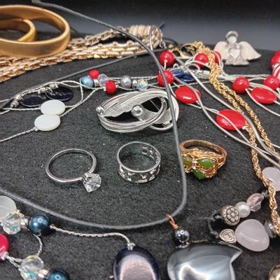 AN ASSORTMENT OF COSTUME JEWELRY