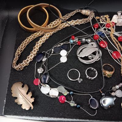 AN ASSORTMENT OF COSTUME JEWELRY