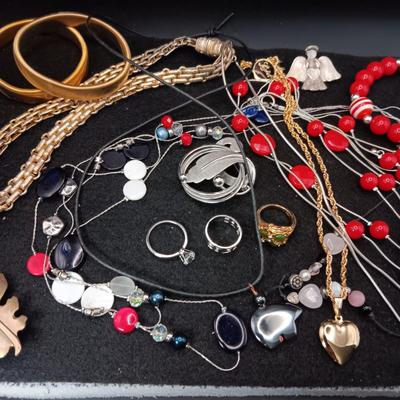 AN ASSORTMENT OF COSTUME JEWELRY