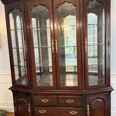 Beautiful Thomasville china cabinet with lights