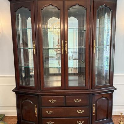 Beautiful Thomasville china cabinet with lights