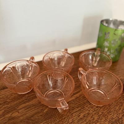 Four depression ware glasses, sugar and creamer and green glass