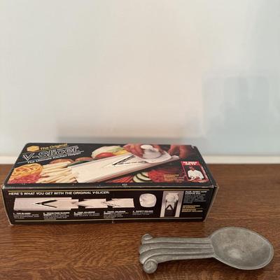 V Slicer and spoon rest