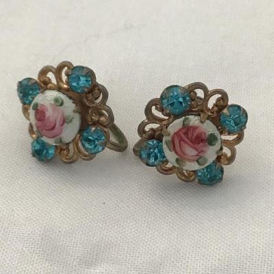Super cute Porcelain painted, rose light, blue rhinestone vintage, screw back earrings