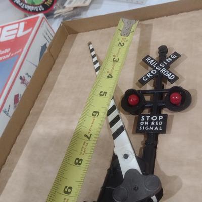 Lionell Automatic Crossing Gate and Signal Scale Model
