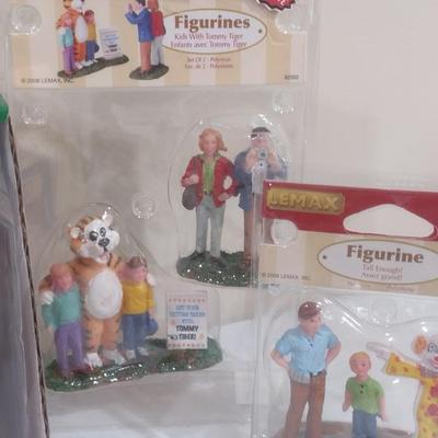Set of Three Lemax Scale Model Village Items (A)