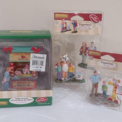Set of Three Lemax Scale Model Village Items (A)