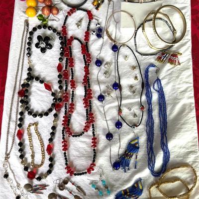 Vintage Jewelry, large lot