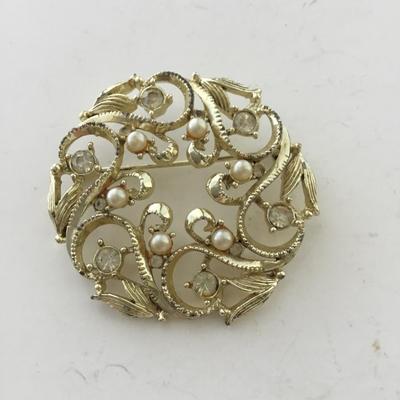 Vintage round fashion brooch