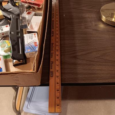 BRASS TONE ADJUSTABLE DESK LAMP AND A LARGE BOX OF OFFICE SUPPLIES