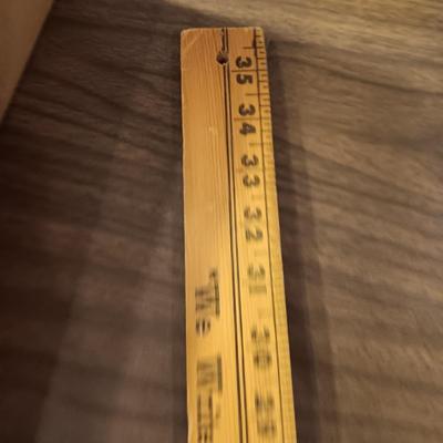 BRASS TONE ADJUSTABLE DESK LAMP AND A LARGE BOX OF OFFICE SUPPLIES