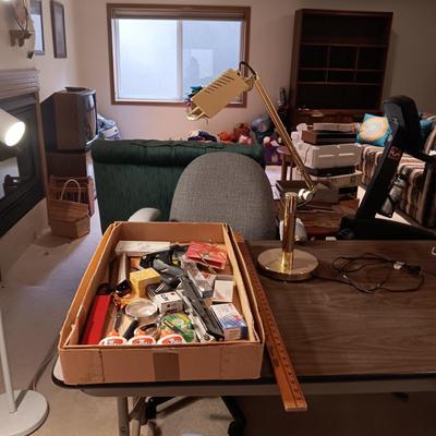 BRASS TONE ADJUSTABLE DESK LAMP AND A LARGE BOX OF OFFICE SUPPLIES