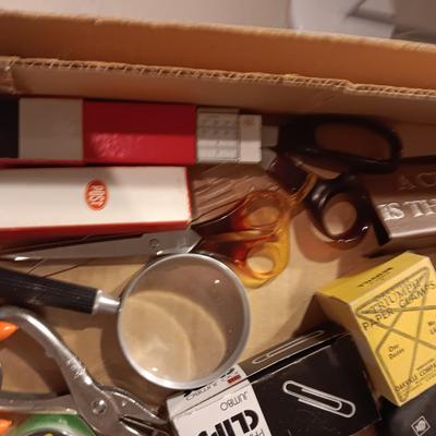 BRASS TONE ADJUSTABLE DESK LAMP AND A LARGE BOX OF OFFICE SUPPLIES