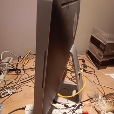 APPLE iMac 20" WITH MAC OS 9 PLUS KEYBOARD, MOUSE, SOFTWARE