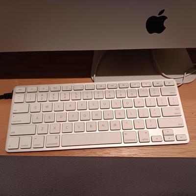 APPLE iMac 20" WITH MAC OS 9 PLUS KEYBOARD, MOUSE, SOFTWARE