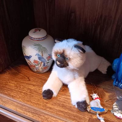 COLLECTIBLE AND KNICK KNACK KITTY CATS