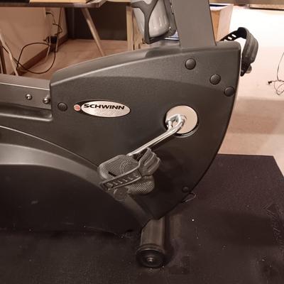 SCHWINN 217P V FORCE RECUMBENT EXERCISE BIKE W/16 LEVELS OF MAGNETIC RESISTANCE PLUS FLOOR PAD
