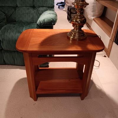 LA Z BOY LAZY BOY RECLINER, WOODEN SIDE TABLE W/SLIDE OUT SHELF AND TABLE LAMP